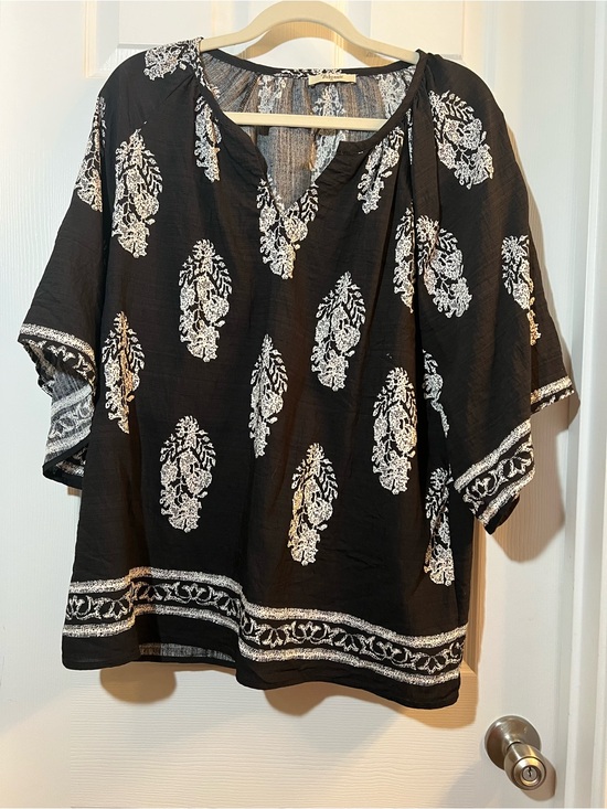 Bebonnie Tops - 🦋 Black Bebonnie Boho Tunic Top with White Motifs size xlarge